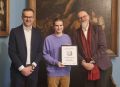 wręczenie dyplomu laureatowi