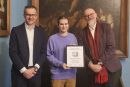 wręczenie dyplomu laureatowi